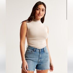 Abercrombie & Fitch NWT 90’s Relaxed Curve Love High Rise Cutoff Short size 6